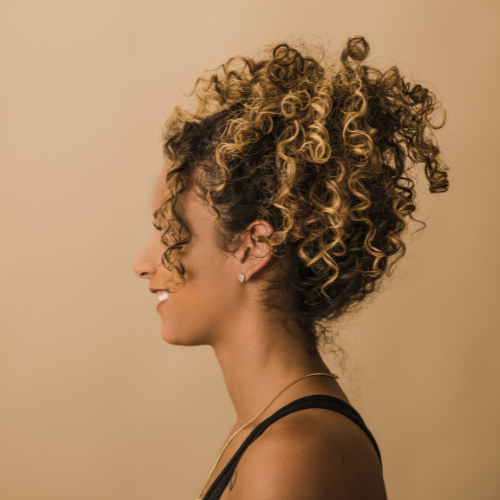 Cheveux bouclés