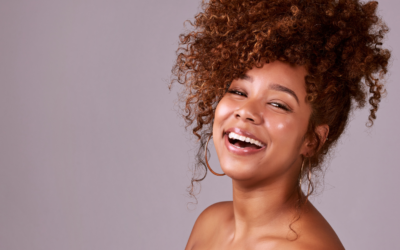 Cheveux frisés : quel lissage choisir pour conserver son volume naturel ?