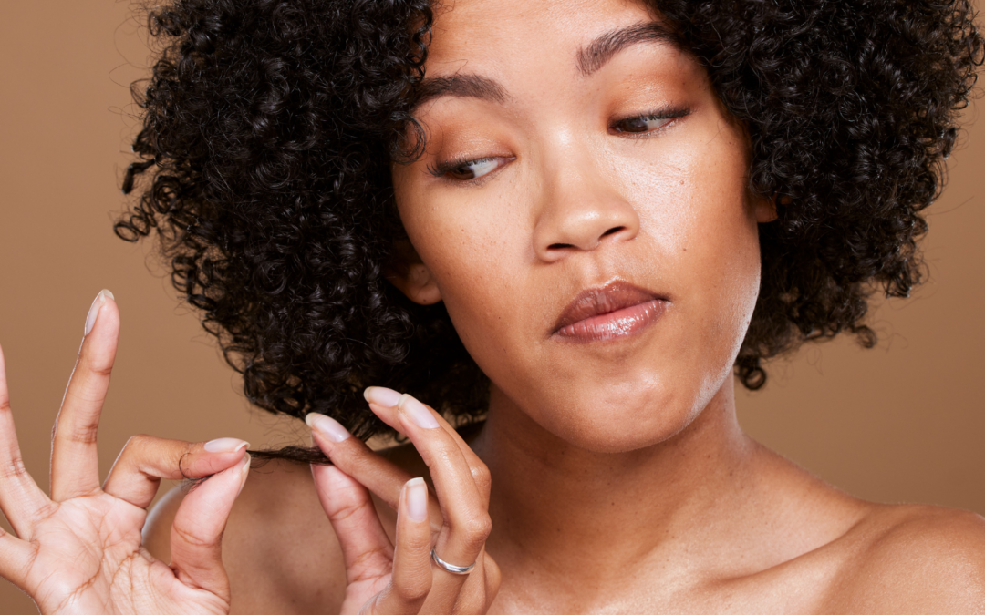 Cheveux crépus : nos conseils pour un lissage réussi et durable