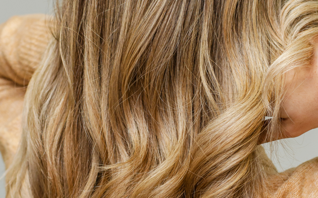 Lissage sur cheveux colorés : ce qu’il faut savoir avant de se lancer