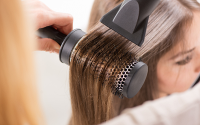 Lissage des Cheveux Frisés et Bouclés : L&rsquo;Art du « Stretch » (Étirement) pour un Résultat Naturel sans Casser la Fibre (Le Secret d&rsquo;un Lissage Doux et Maîtrisé)