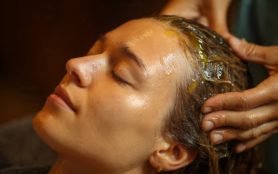 Les Poudres Ayurvédiques : Révolution ou Mythe ? Intégrer la Tradition Indienne dans les Routines Capillaires Mixtes à Crépues (Un Secret de Croissance et de Force)